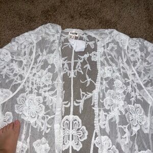Dizzire White Floral Lace Kimono